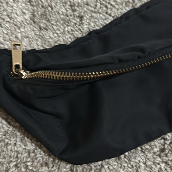 Forever 21 Black One Pocket Fanny Pack - Picture 2 of 3